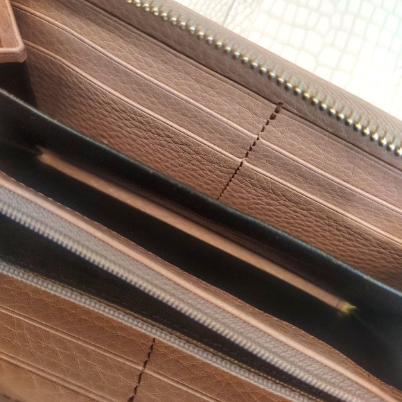 GUCCI Pink/Mauve Pebbled Leather SOHO Interlocking G Tassel Zip Around Wallet. - Picture 8 of 10